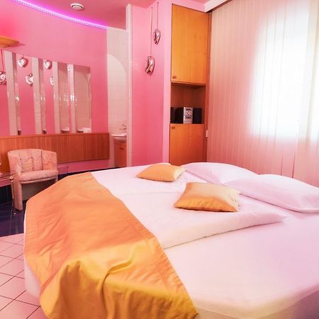Hotel Eroplan Rožnov pod Radhoštěm Eksteriør bilde