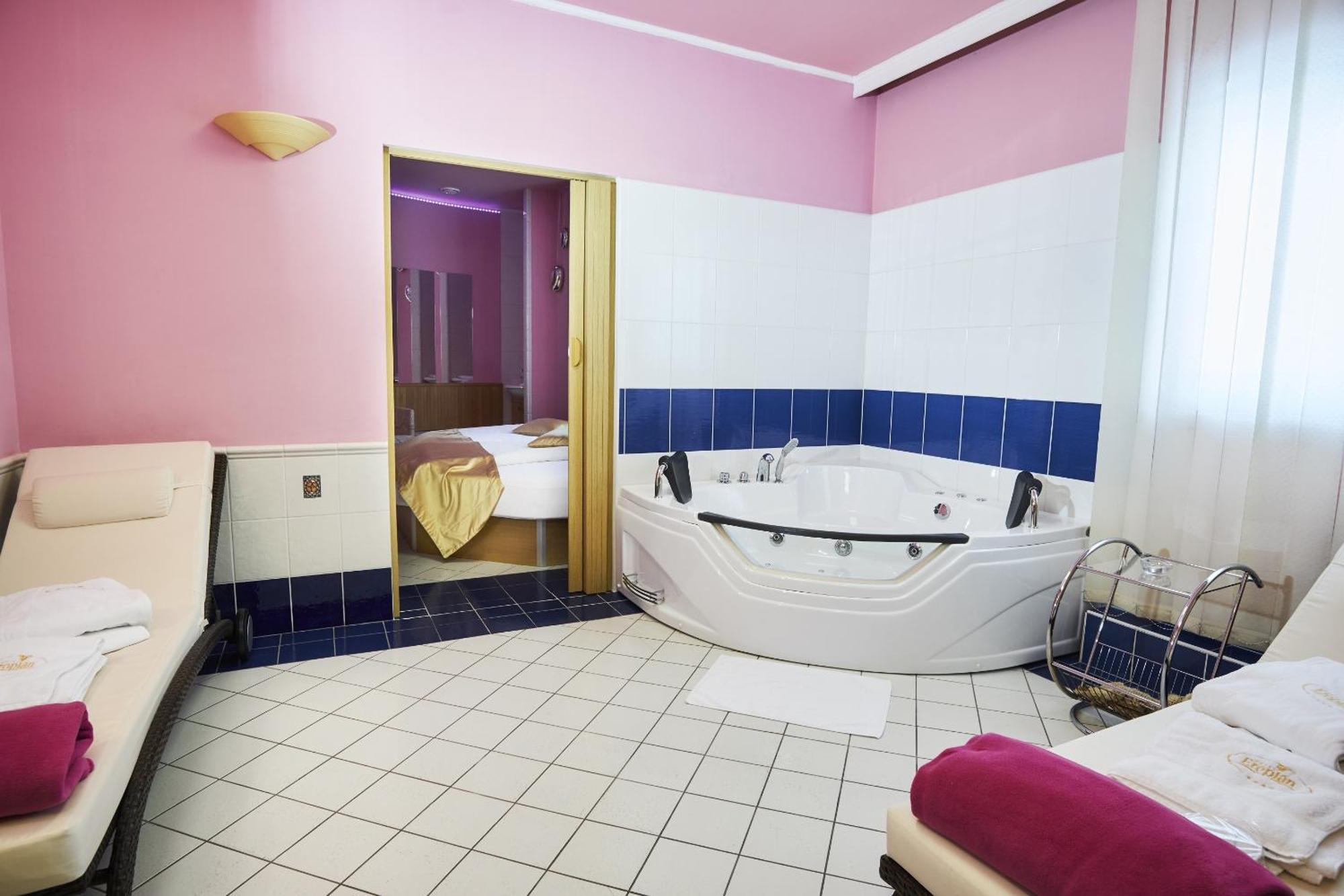 Hotel Eroplan Rožnov pod Radhoštěm Eksteriør bilde