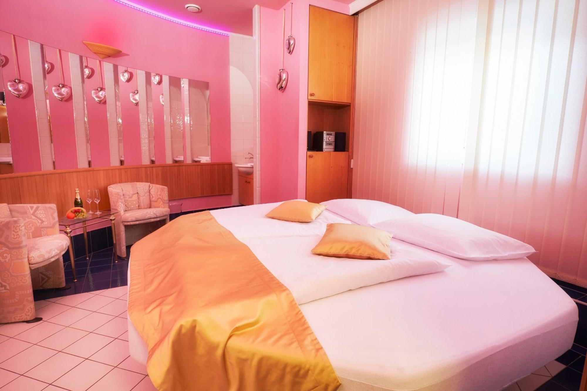 Hotel Eroplan Rožnov pod Radhoštěm Eksteriør bilde