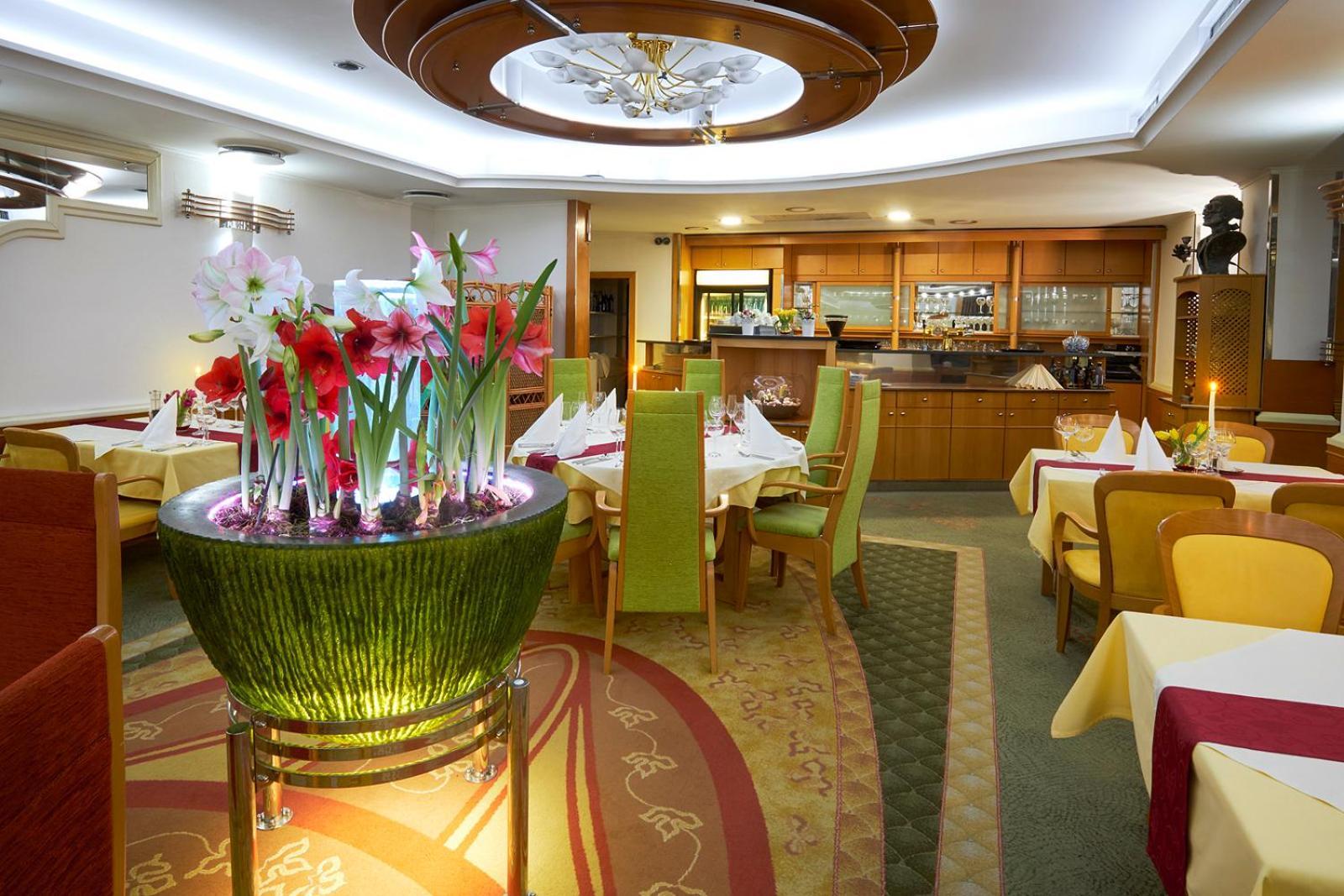 Hotel Eroplan Rožnov pod Radhoštěm Eksteriør bilde