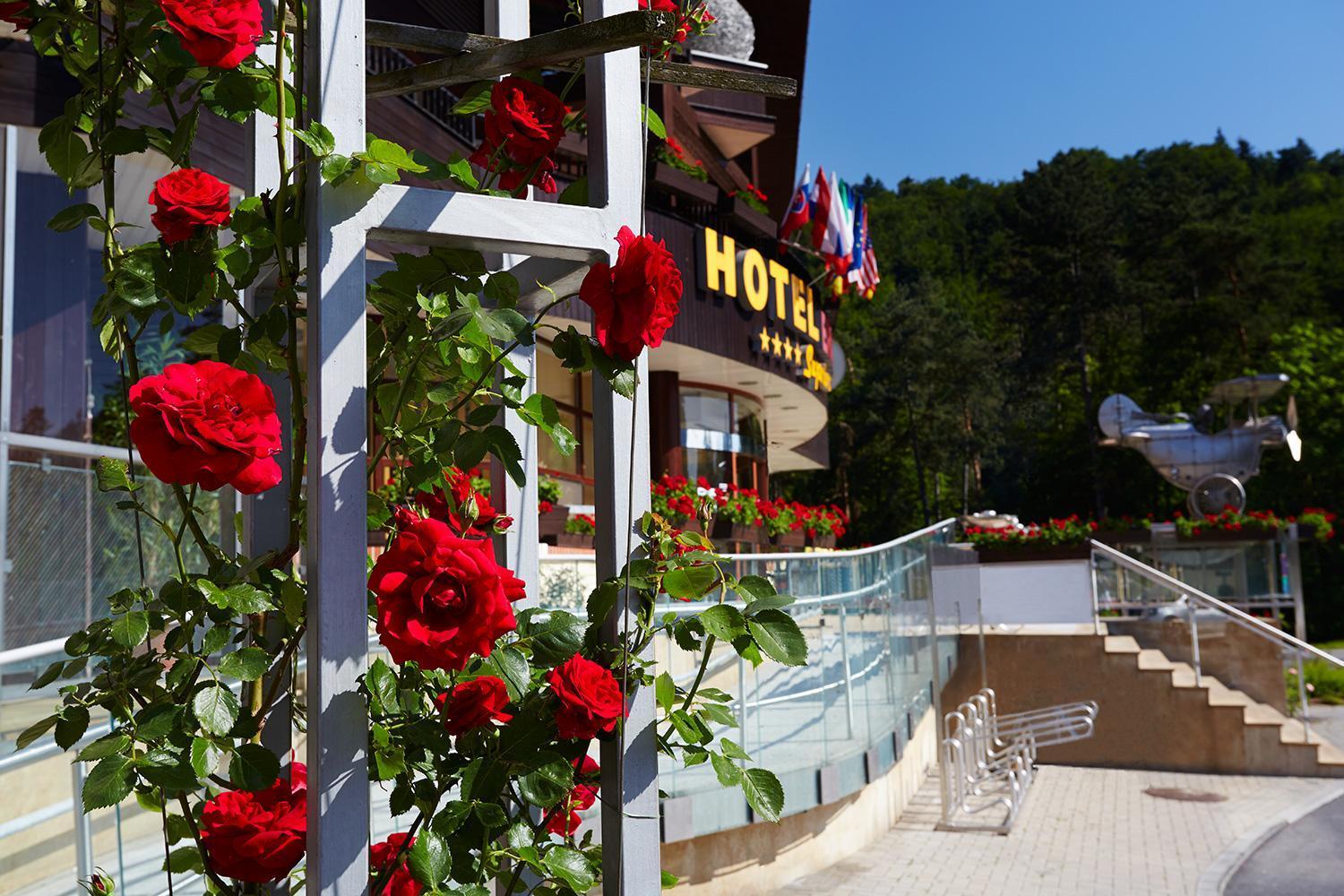 Hotel Eroplan Rožnov pod Radhoštěm Eksteriør bilde