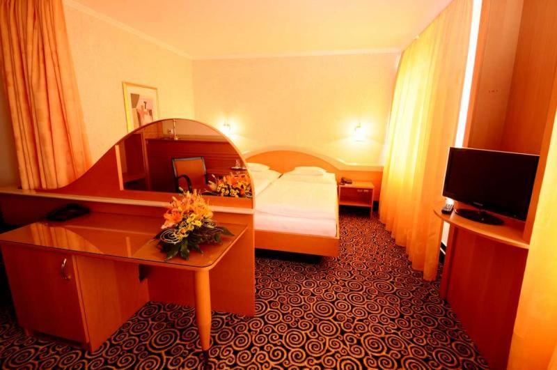Hotel Eroplan Rožnov pod Radhoštěm Eksteriør bilde